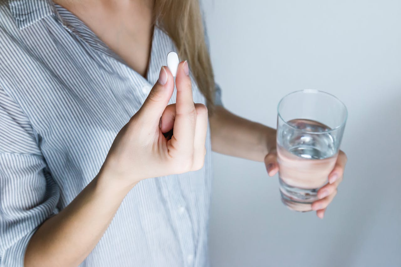 Automedicação: Entenda os perigos, cuidados e riscos da prática | Vida Saudável